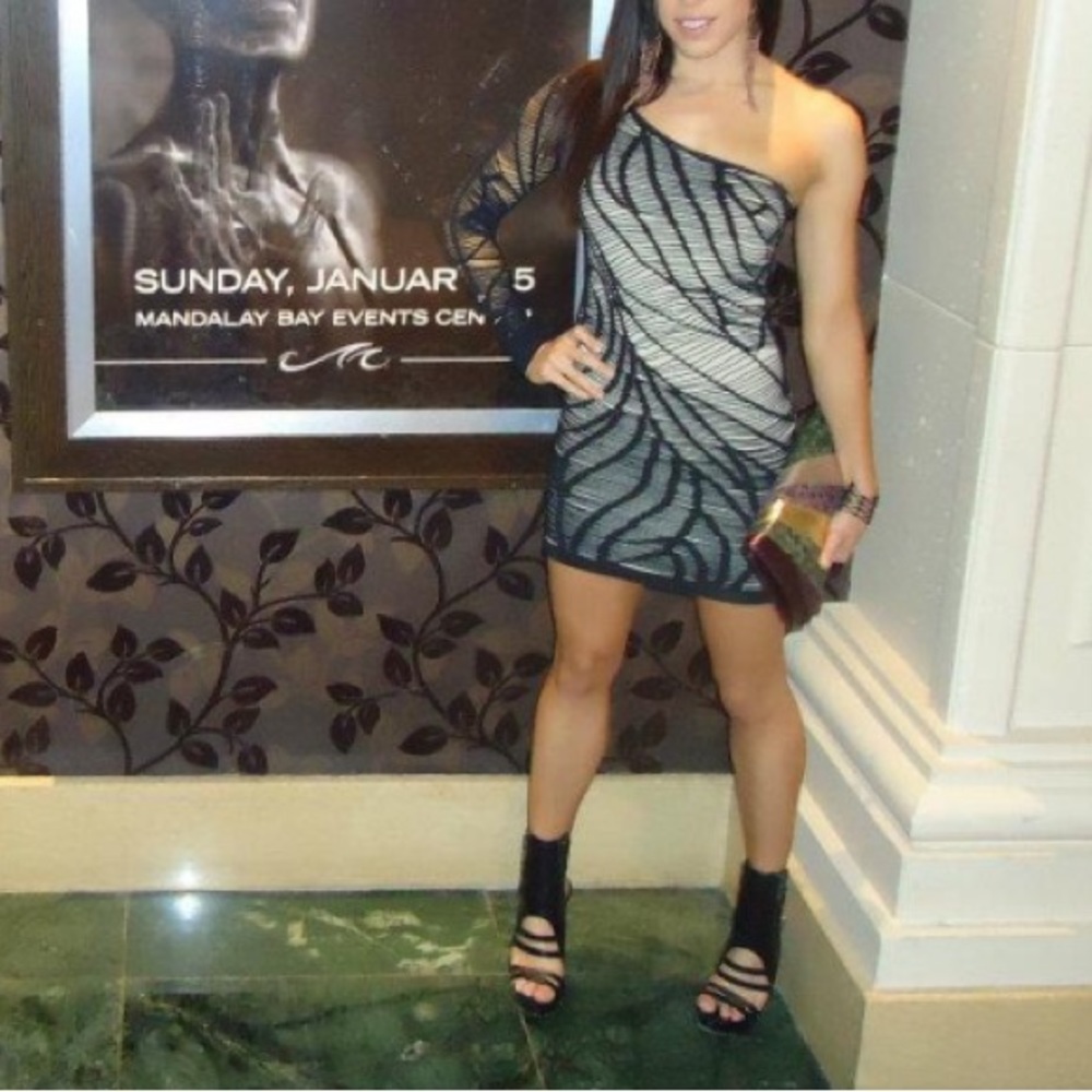 On shoulder bodycon dress - bebe